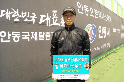 크기변환_28일 안동시민운동장 테니스코트에서 열린 2013 안동오픈 남자단식 결승전에서 우승을 차지한 김현준(국군체육부대).jpg